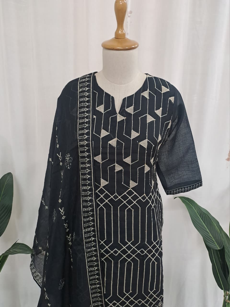 Noor-e-Qalam – Black & Off-White Kota Dori Silk Kurta Set