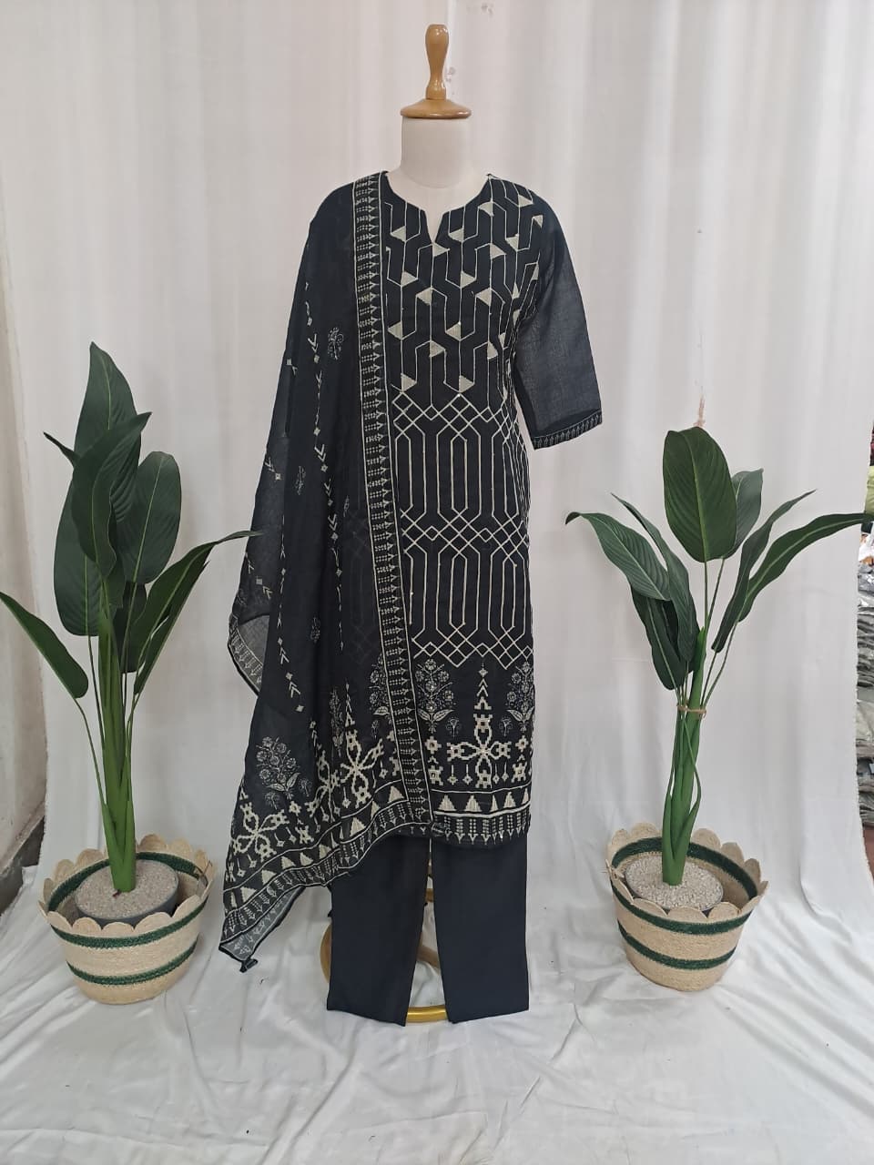 Noor-e-Qalam – Black & Off-White Kota Dori Silk Kurta Set